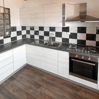 Cucina angolare con elettrodomesti