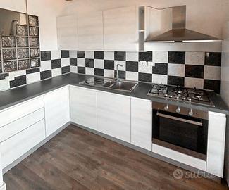 Cucina angolare con elettrodomesti