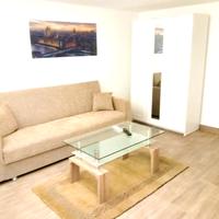 divano letto tre posti+ tavolinovetro pari a nuovo