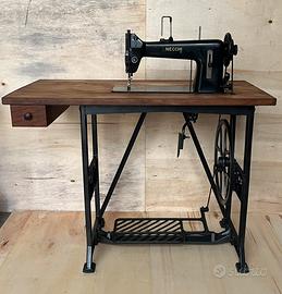 Macchina da cucire Necchi restaurata