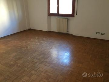 Appartamento piano rialzato 3 camere,cucina,bagno