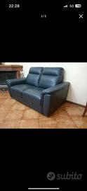 divano blu in pelle 