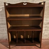 Mobiletto in legno - pratico e versatile