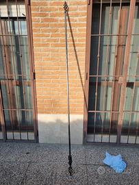 Elegante bastone per tende con dettagli decorativi