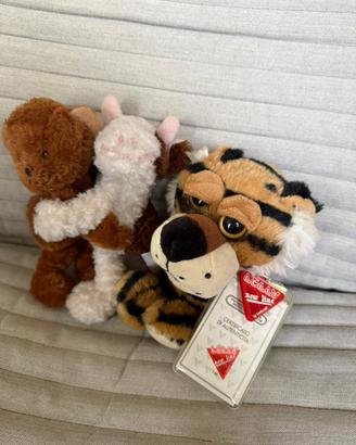 2 Peluche Tigre e orsetto mucca abbracciati.