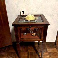 Vetrinetta vintage con piano e sportello vetro