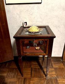 Vetrinetta vintage con piano e sportello vetro