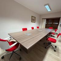 TAVOLO PER RIUNIONI CON PRESE IN LEGNO