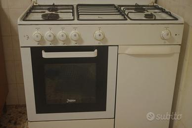 Cucina Lavello inox Tavolo più 6 sedie in legno