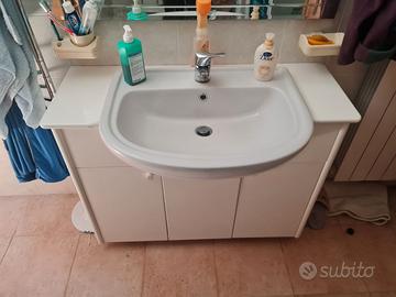 Mobile bagno con lavandino