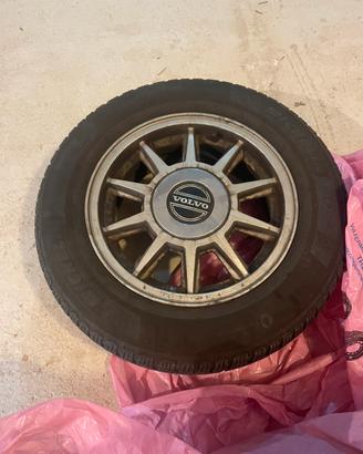 4 cerchi volvo  con gomme