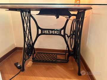 Scrivania su base Singer