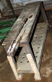 Antica panca con tappatrice per tappi di sughero