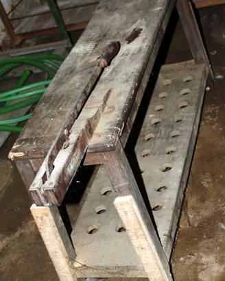 Antica panca con tappatrice per tappi di sughero