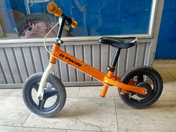 bici b-twin senza pedali con freno posteriore 