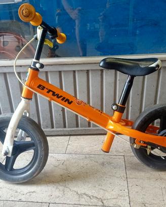 bici b-twin senza pedali con freno posteriore 