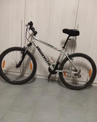 Bicicletta mountain bike 