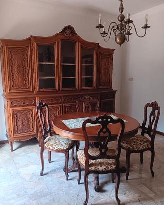 sala completa di tavolo e sedie