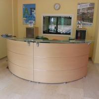 reception e mobile con vetrine