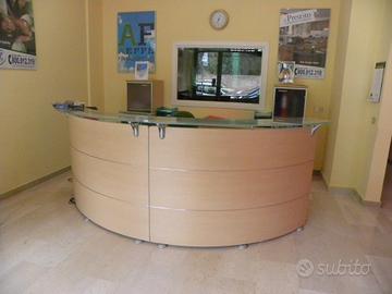 reception e mobile con vetrine