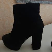 Tacchi neri alti con plateau