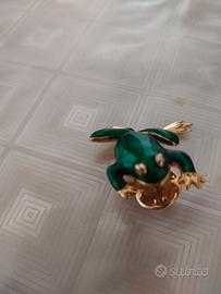spilla a forma di rana 
