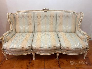 Divano e poltrone in tessuto damascato