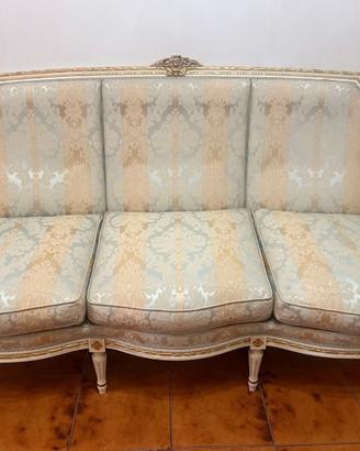 Divano e poltrone in tessuto damascato