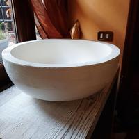 Lavabo bianco in resina