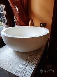 Lavabo bianco in resina