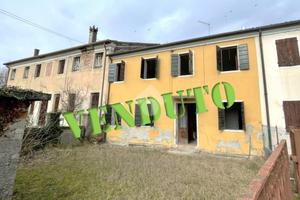 VILLA A SCHIERA CENTRALE A PIOMBINO DESE