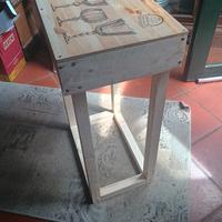 tavolino in legno per aperitivo artigianale 