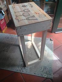 tavolino in legno per aperitivo artigianale 