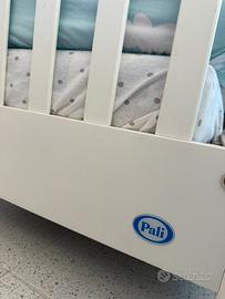 Lettino "Pali" con sbarre e ruote bianco e argento