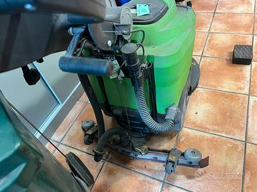 Lavasciuga pavimenti a batteria