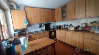 Cucina angolare + tavole e 2 sedie
