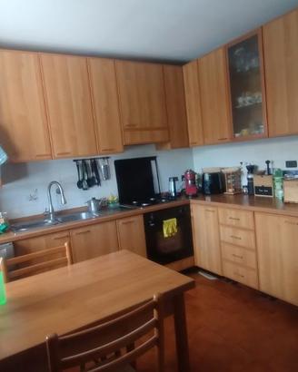 Cucina angolare + tavole e 2 sedie