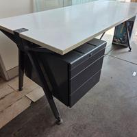 scrivania usata con cassettiera 