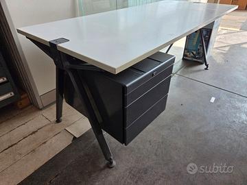 scrivania usata con cassettiera 