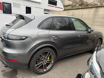 Porsche Cayenne Hybrid – 2021