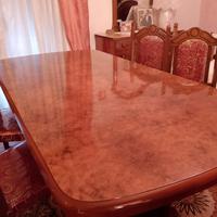 Tavolo con sedie e appendiabiti 