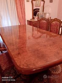 Tavolo con sedie e appendiabiti 