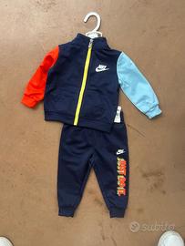 Scatola di vestiti maschio primo anno.