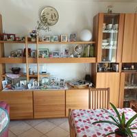 Mobile soggiorno e tavolo con sedie