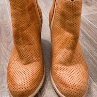 Stivaletti in pelle scamosciata