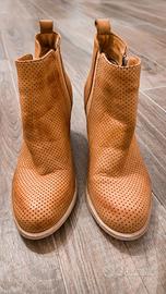 Stivaletti in pelle scamosciata