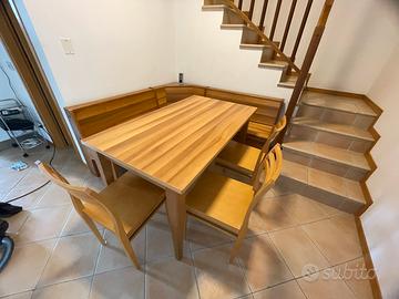 Cassapanca angolate in legno tavolo e sedie