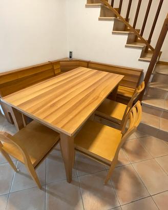 Cassapanca angolate in legno tavolo e sedie