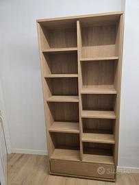 Libreria in legno a due colonne con cassetto