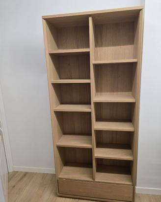 Libreria in legno a due colonne con cassetto